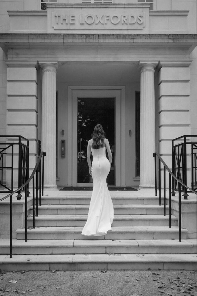 dress fitted like a glove perfectly proportioned
