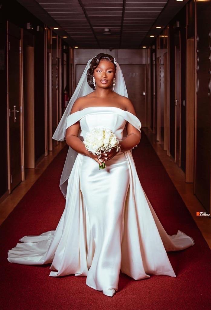 Bridal Alterations Norbury – Eva Lendel Bridal Destination France wedding transformation for a bride