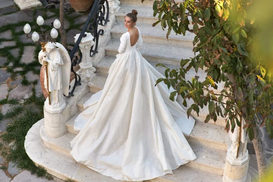 Eva Lendel Original Wona Naomi wedding dress with long sleeves and low back