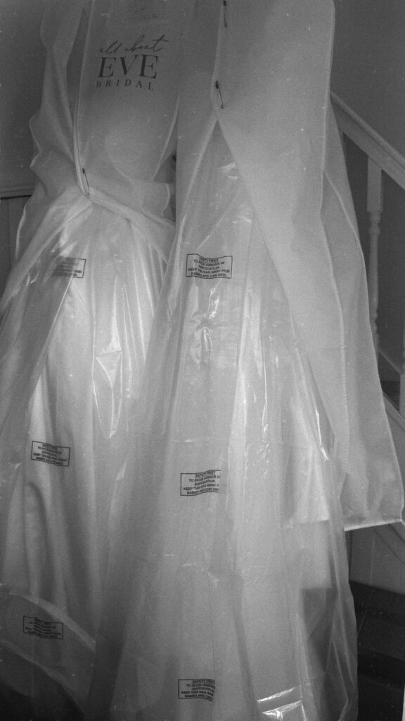 oversized protective garment bag to help minimise creasing during transport.