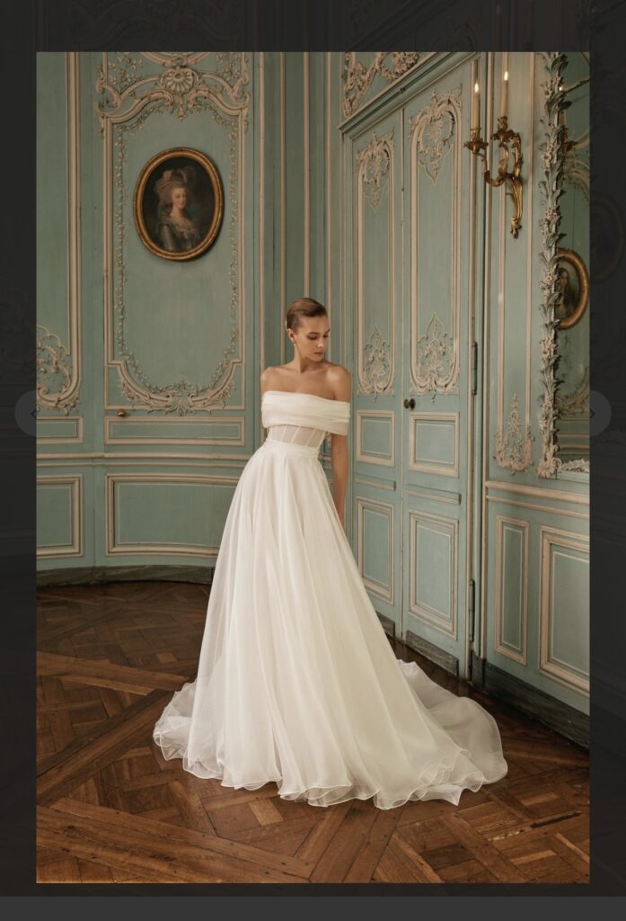 original Daria Karlozi wedding dress without any alteration, Bride by Aster boutique.